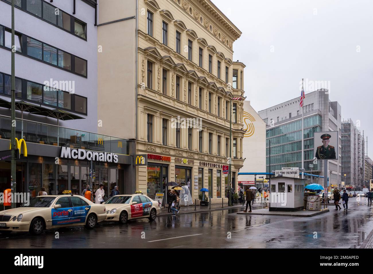 Blick auf Checkpoint Charlie an einem Regentag. Friederichstraße, Berlin, Deutschland, Europa. Stockfoto