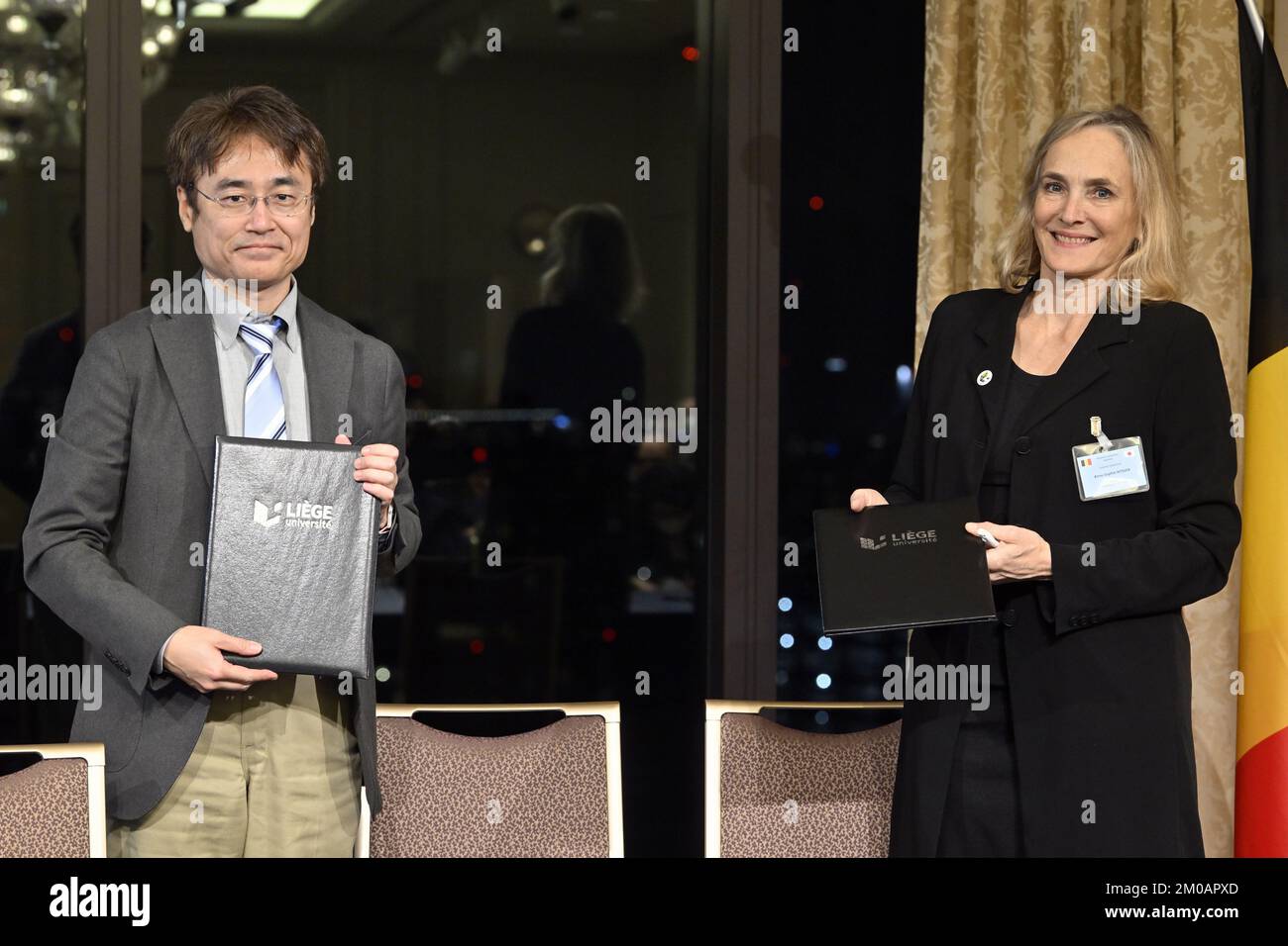 Professor Universität Tokio Hiroshi Yoshida und Rektorenuniversität Lüttich Anne-sophie Nyssen, gefilmt während einer Unterzeichnungszeremonie in Tokio während der belgischen Wirtschaftsmission in Japan am Montag, den 05. Dezember 2022. Eine Delegation der Prinzessin und verschiedener Minister wird Tokio, Nagoya, Osaka und Kyoto besuchen. BELGA FOTO ERIC LALMAND Stockfoto