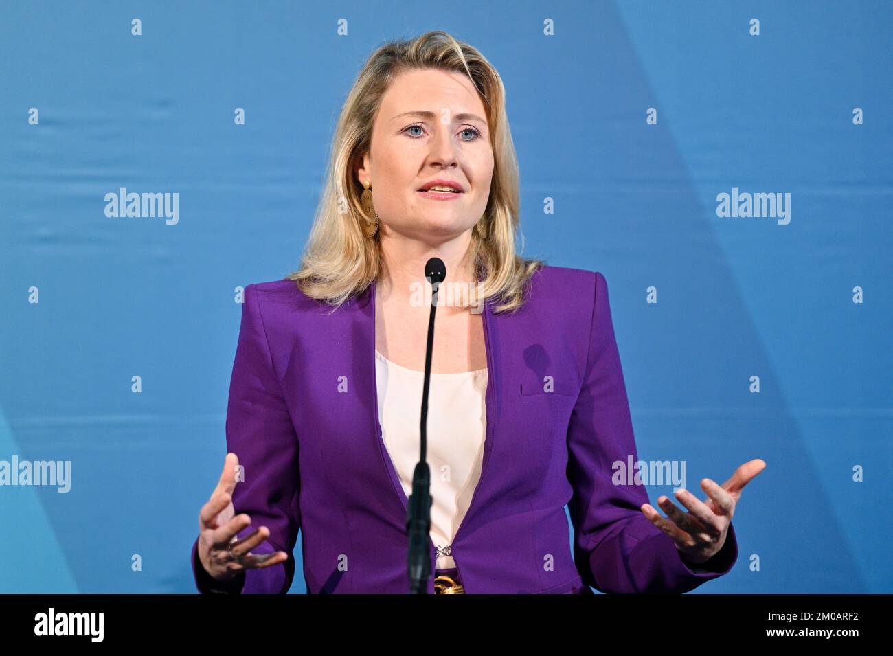 Wien, Österreich. 5. Dezember 2022. "Wiener Forum zur Bekämpfung von Segregation und Extremismus im Kontext der Integration" in der Ovalhalle im Museumsquartier mit der österreichischen Integrationsministerin Susanne Raab (ÖVP) Stockfoto