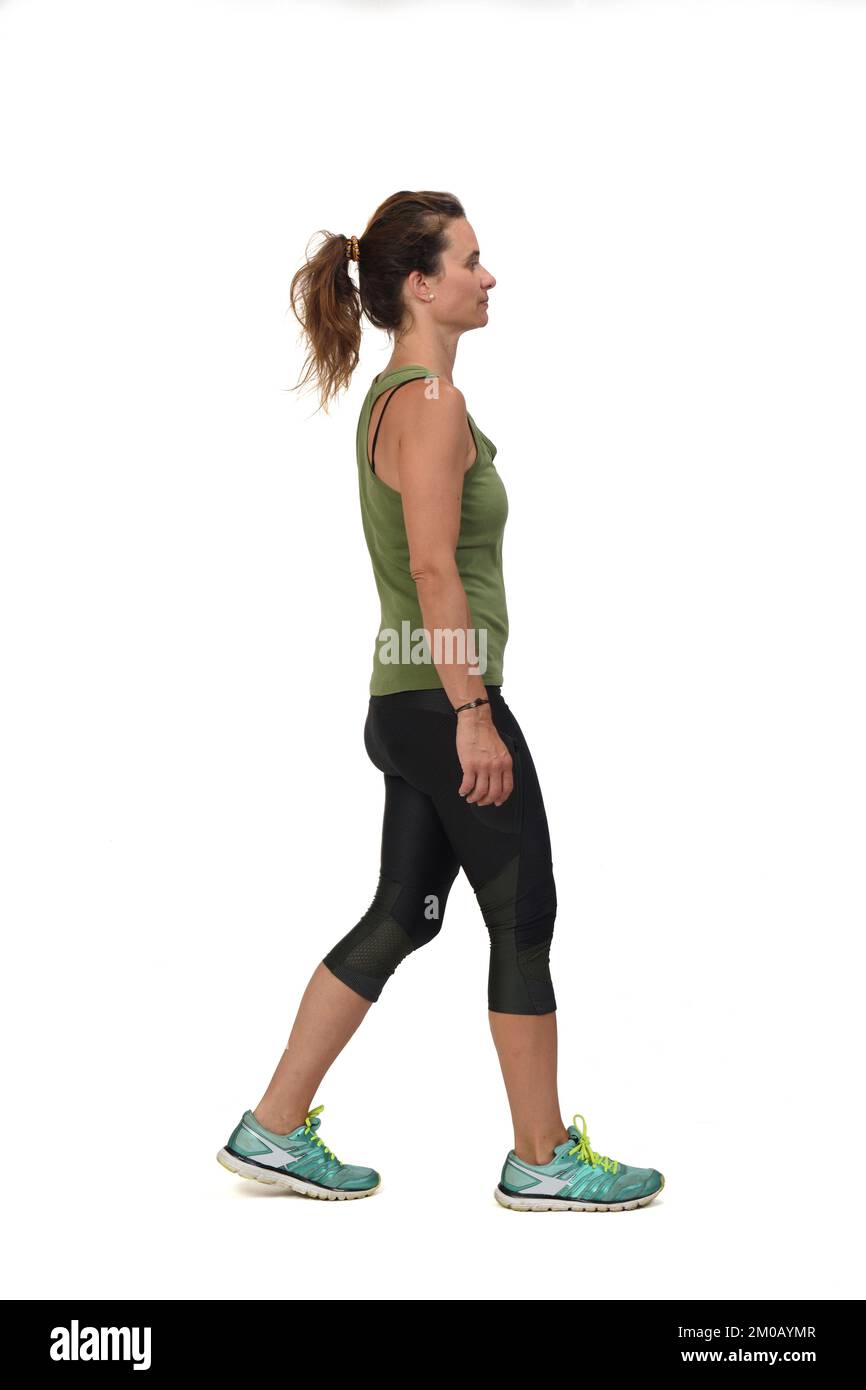 Seitenansicht einer Frau mit Sportbekleidung, die auf weißem Hintergrund läuft Stockfoto