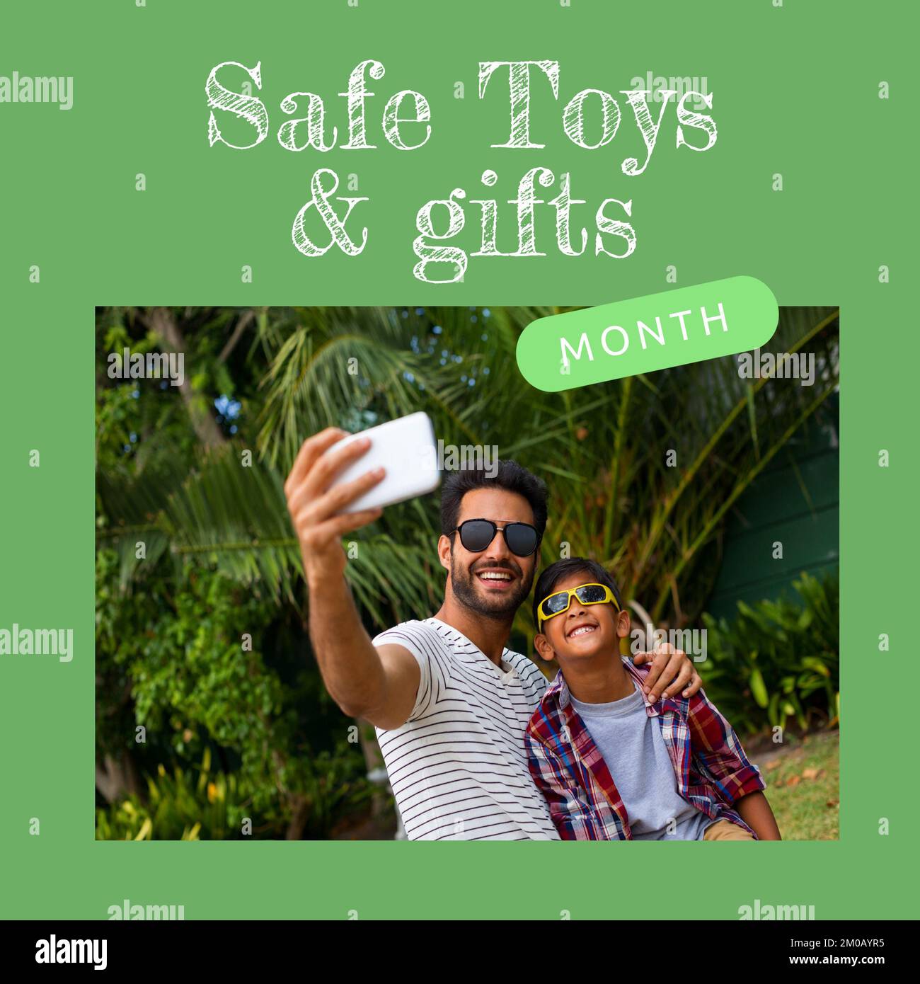 Quadratisches Bild von sicheren Geschenken und Spielzeugen Text mit Bild von Vater und Sohn aus birassischen Gruppen auf grünem Hintergrund Stockfoto
