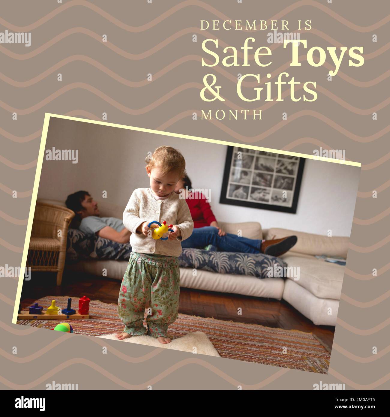 Quadratisches Bild von sicheren Geschenken und Spielzeugen Text mit weißen Eltern und Baby auf grauem Hintergrund Stockfoto