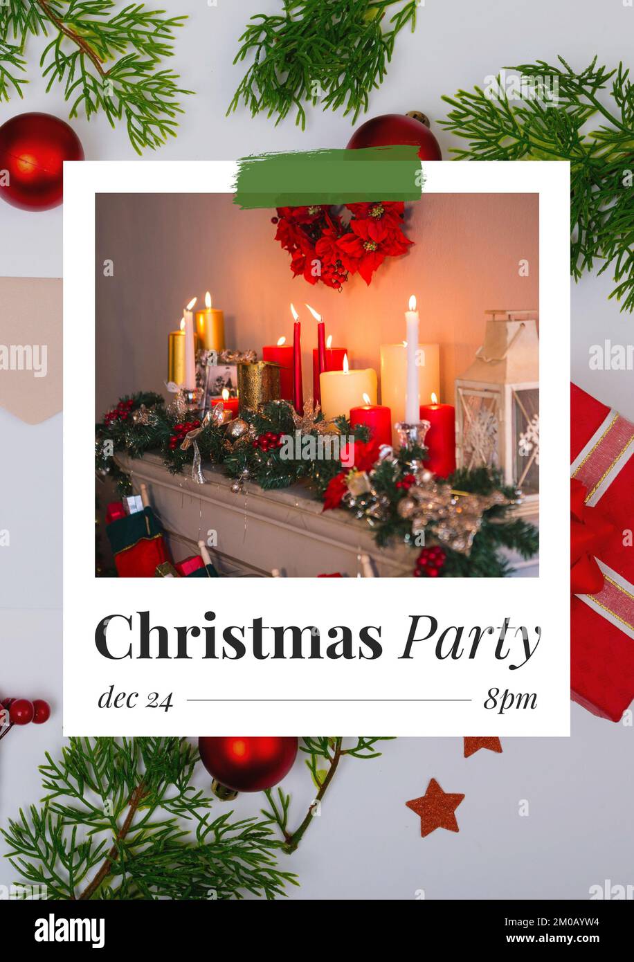 Quadratisches Bild mit Text für die weihnachtsfeier und Foto mit Kerzen über weihnachtszweigen auf grauem Hintergrund Stockfoto
