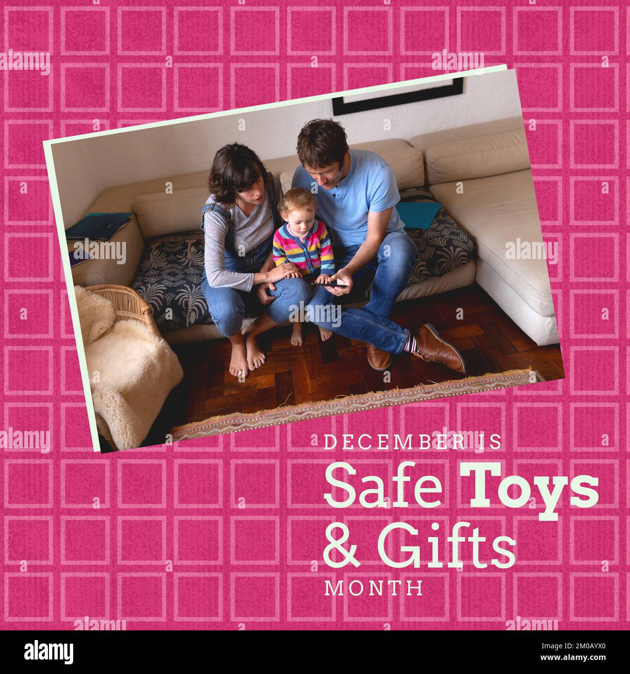 Quadratisches Bild von sicheren Geschenken und Spielzeugen Text mit weißen Eltern und Babybild auf pinkfarbenem Hintergrund Stockfoto