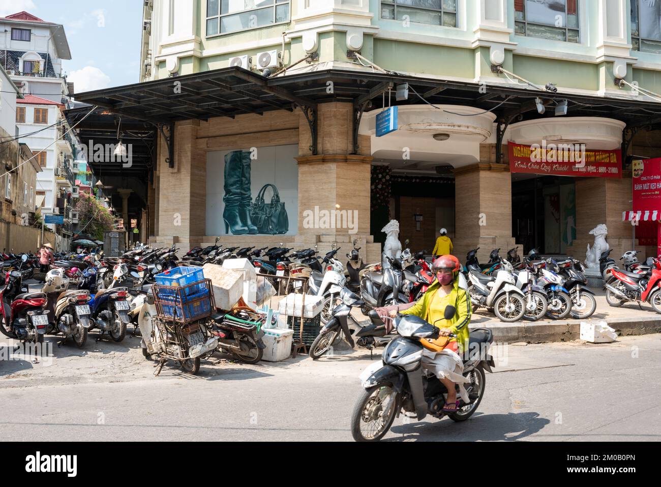 Hanoi, Vietnam - 16. September 2018: Motorräder, die auf Gehwegen geparkt sind, behindern den Zugang zu Fußgängern in einem Geschäftsviertel von Hanoi, Überbevölkerung verursacht Betrug Stockfoto