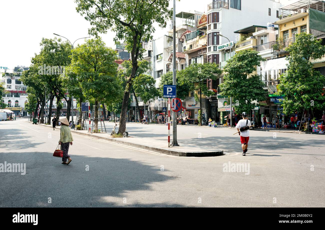 Hanoi, Vietnam; 16. September 2018: Verschiedene Generationen, unterschiedliche Kleidung, Verschiedene Wege Stockfoto