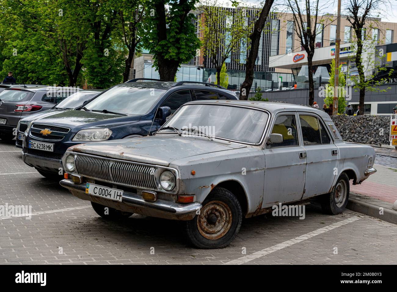 Lemberg, Ukraine. Sehr altmodisch, Retro-Stil sowjetisch produziertes Auto und Fahrzeug in einer Wohngegend geparkt. Stockfoto