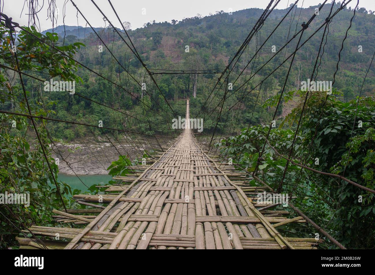 Landschaftsblick auf die lange Hängebrücke aus Bambus über den Fluss Siang oder Siyom, Arunachal Pradesh, Indien Stockfoto