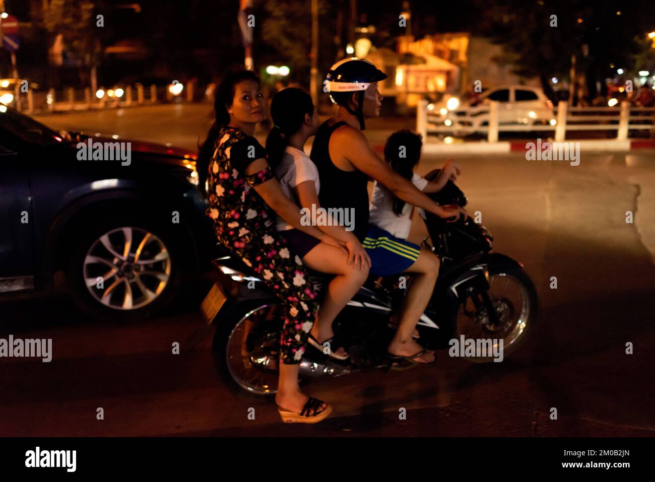 Hanoi, Vietnam; 16. September 2018: Familie von Erwachsenen und Kindern, die nachts auf einem Motorrad in der Stadt unterwegs sind Stockfoto