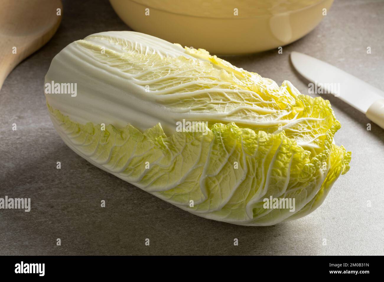 Frischer Chinakohl aus der Nähe in der Küche Stockfoto