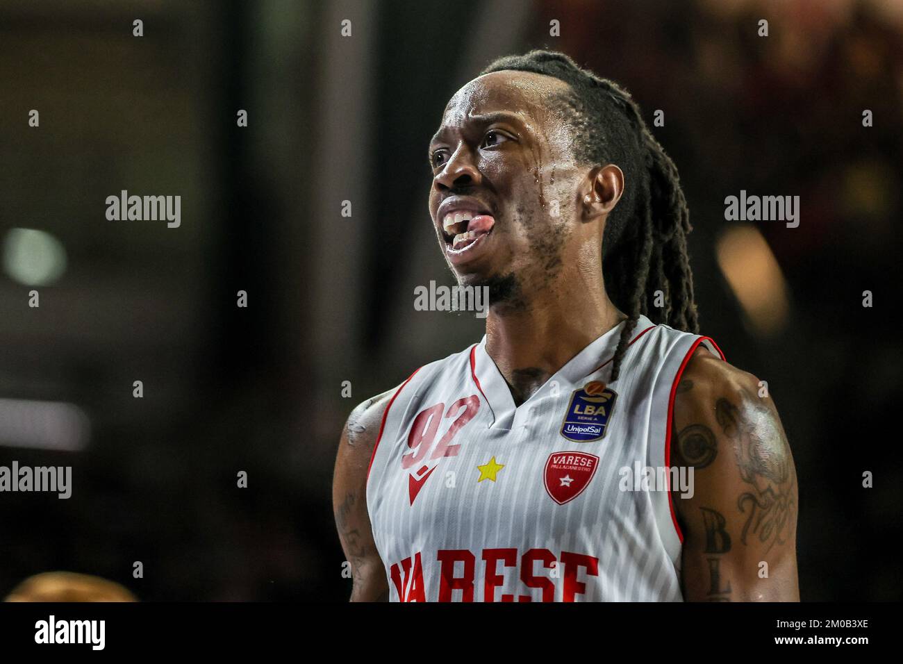 Varese, Italien. 04.. Dezember 2022. Jaron Johnson #92 von Pallacanestro Varese OpenJobMetis reagiert während des LBA Lega Basket, Einem regulären Saisonspiel von 2022/23 zwischen OpenJobMetis Varese und Virtus Segafredo Bologna in der Enerxenia Arena. (Endstand: Varese 100 | 108 Bologna). (Foto: Fabrizio Carabelli/SOPA Images/Sipa USA) Guthaben: SIPA USA/Alamy Live News Stockfoto