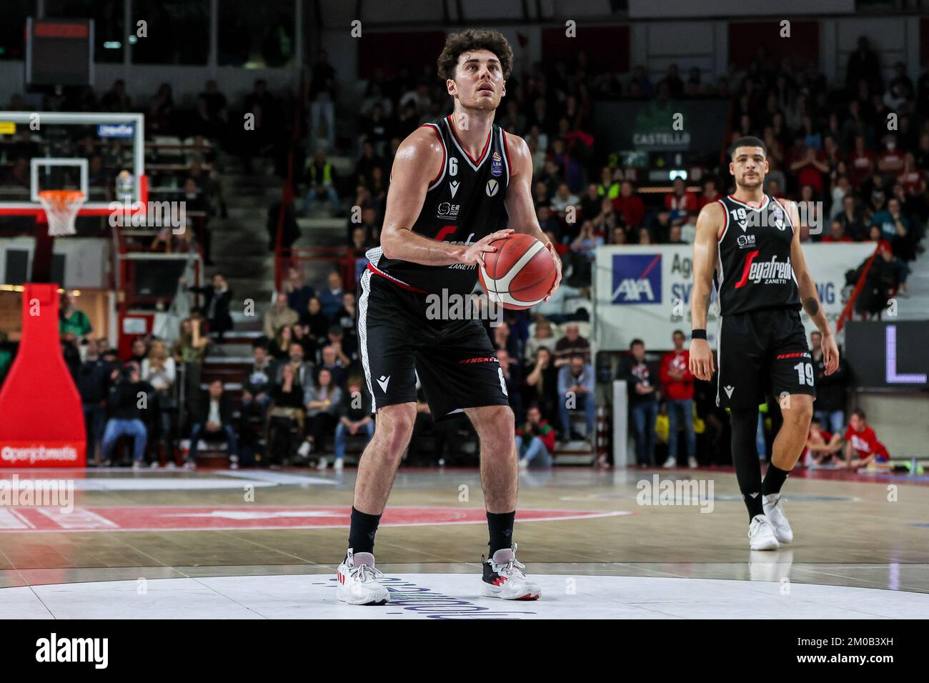 Varese, Italien. 04.. Dezember 2022. Alessandro Pajola #6 von Virtus Segafredo Bologna in Aktion während des LBA Lega Basket Ein reguläres Saisonspiel 2022/23 zwischen OpenJobMetis Varese und Virtus Segafredo Bologna in der Enerxenia Arena. (Endstand: Varese 100 | 108 Bologna). (Foto: Fabrizio Carabelli/SOPA Images/Sipa USA) Guthaben: SIPA USA/Alamy Live News Stockfoto