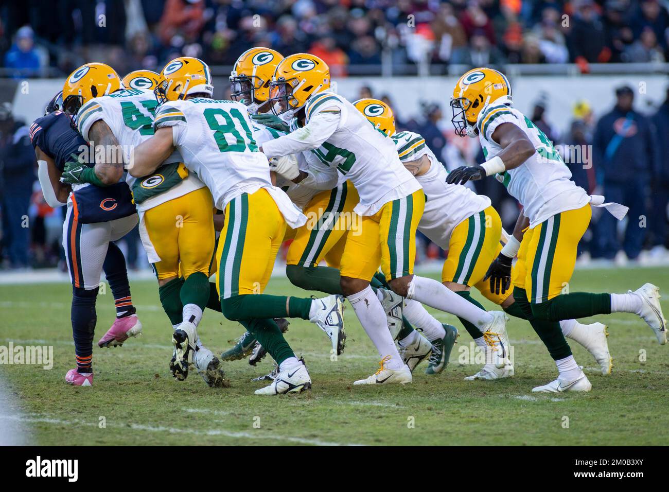 04. Dezember 2022: Chicago Bears #12 Velus Jones Jr. (links) wird während eines Spiels gegen die Green Bay Packers in Chicago, IL, von sieben Verteidigern angegriffen. Mike Wulf/CSM Stockfoto