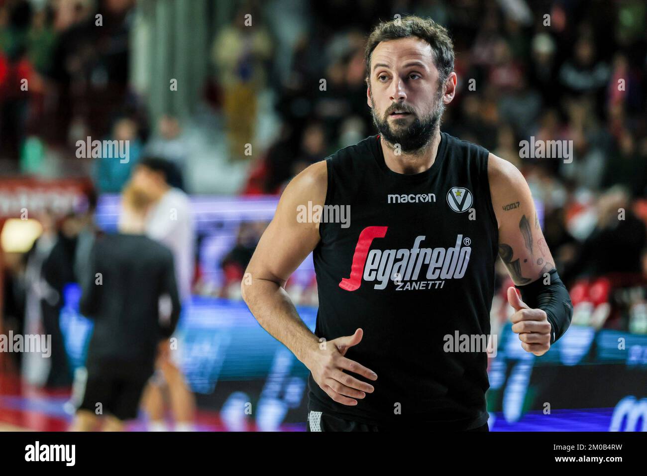 Varese, Italien. 04.. Dezember 2022. Marco Belinelli #3 von Virtus Segafredo Bologna wärmt sich während des LBA Lega Basket Auf, Einem 2022/23-jährigen regulären Saisonspiel zwischen OpenJobMetis Varese und Virtus Segafredo Bologna in der Enerxenia Arena. (Endstand: Varese 100 | 108 Bologna). (Foto: Fabrizio Carabelli/SOPA Images/Sipa USA) Guthaben: SIPA USA/Alamy Live News Stockfoto