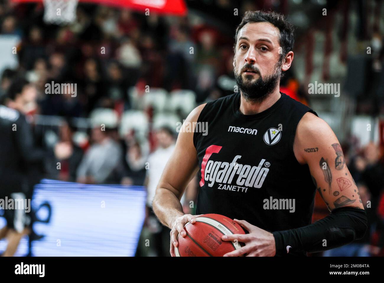 Varese, Italien. 04.. Dezember 2022. Marco Belinelli #3 von Virtus Segafredo Bologna sieht während des LBA Lega Basket Ein reguläres Saisonspiel von 2022/23 zwischen OpenJobMetis Varese und Virtus Segafredo Bologna in der Enerxenia Arena. (Endstand: Varese 100 | 108 Bologna). (Foto: Fabrizio Carabelli/SOPA Images/Sipa USA) Guthaben: SIPA USA/Alamy Live News Stockfoto