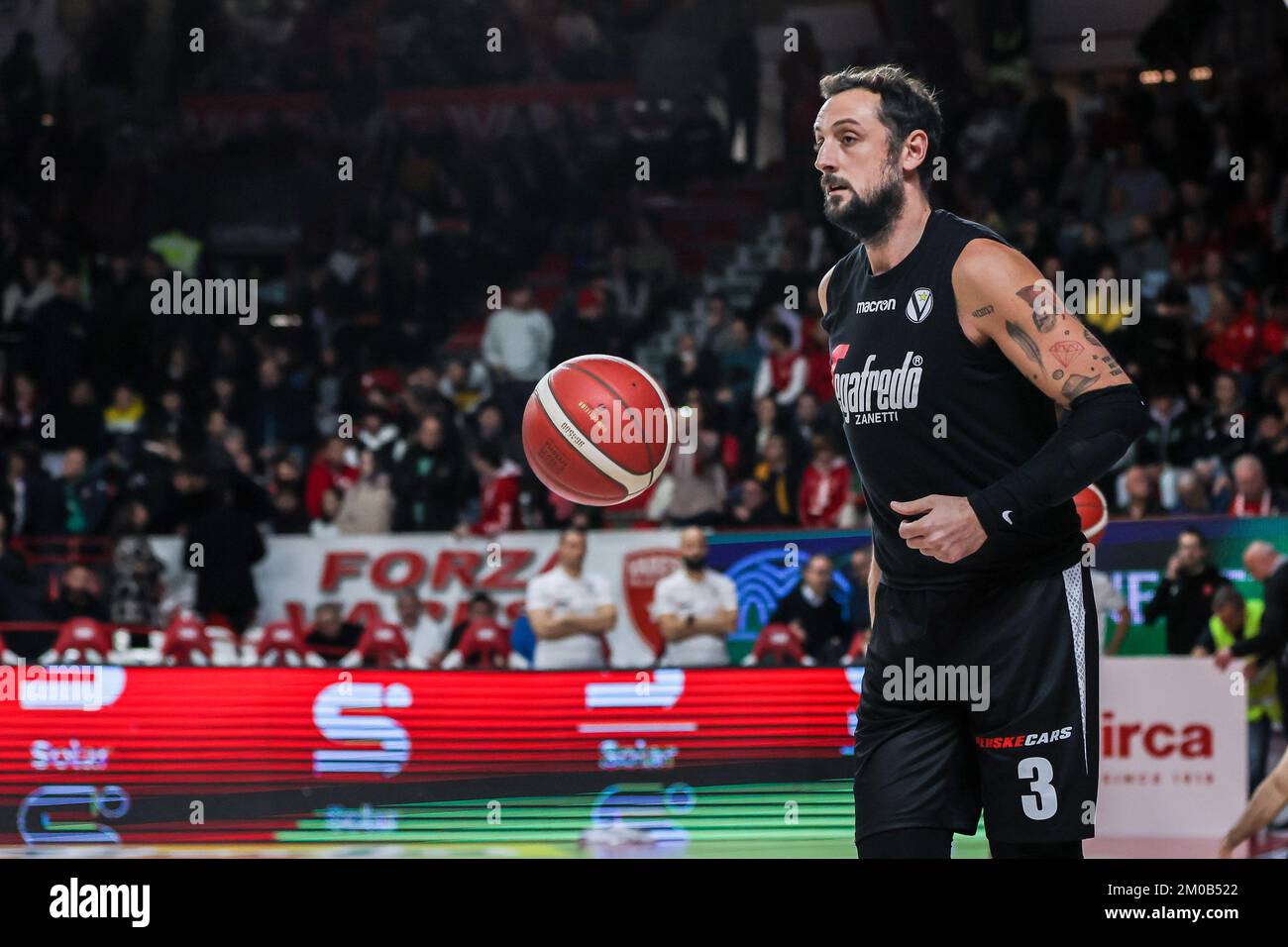 Varese, Italien. 04.. Dezember 2022. Marco Belinelli #3 von Virtus Segafredo Bologna wärmt sich während des LBA Lega Basket Auf, Einem 2022/23-jährigen regulären Saisonspiel zwischen OpenJobMetis Varese und Virtus Segafredo Bologna in der Enerxenia Arena. (Endstand: Varese 100 | 108 Bologna). (Foto: Fabrizio Carabelli/SOPA Images/Sipa USA) Guthaben: SIPA USA/Alamy Live News Stockfoto