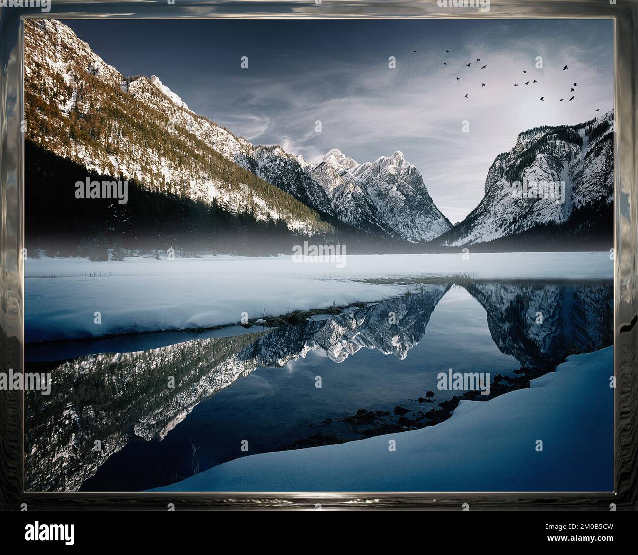 FOTOGRAFISCHE KUNST: Lago di Dobbiaco in den Dolomiten, italienische Alpen in goldenem Rahmen © Edmund Nagele FRPS Stockfoto