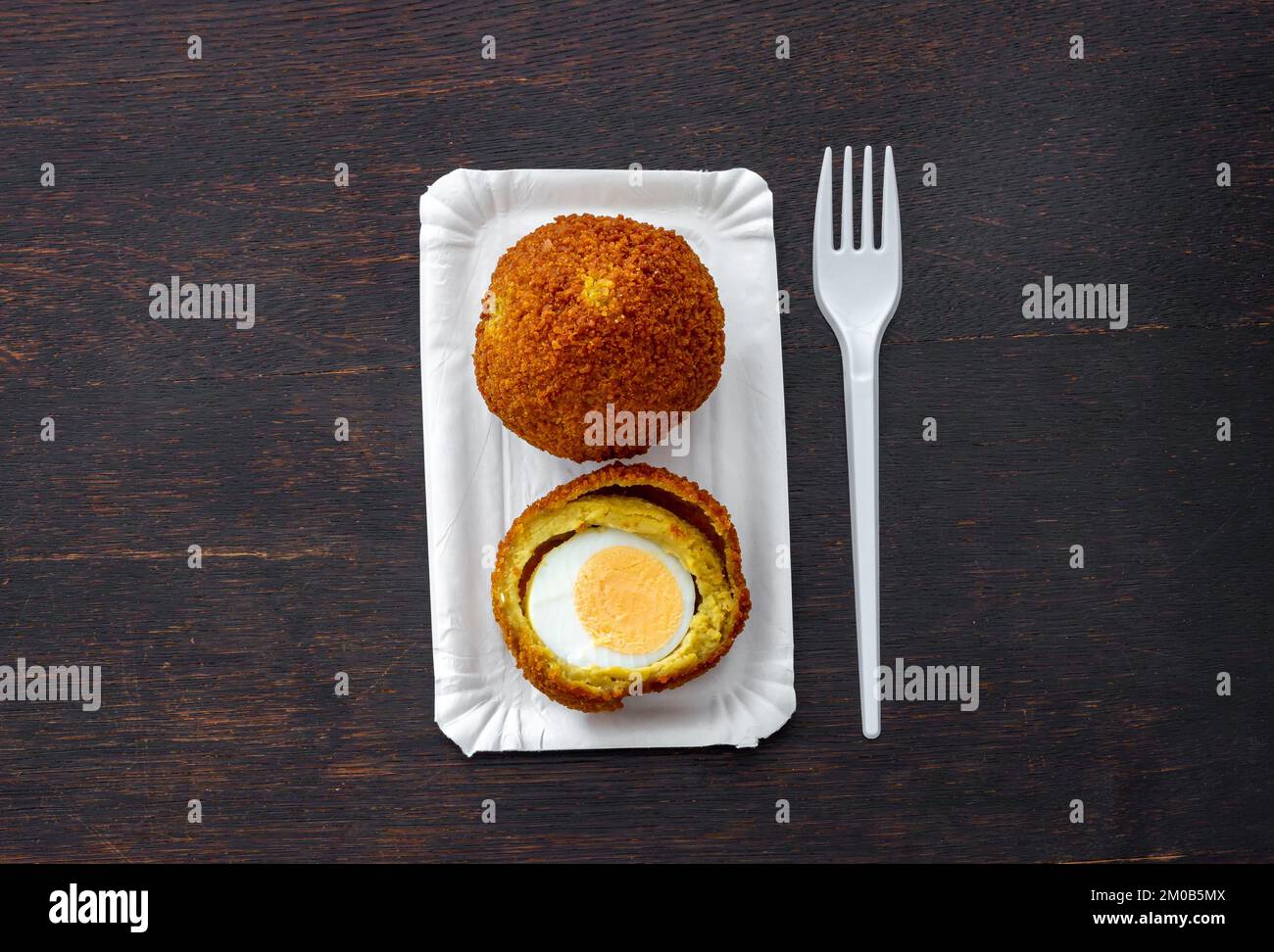 Eierbal, ein holländischer frittierter Snack, der im Norden des Landes beliebt ist und aus hart gekochten Eiern, Ragout und Brotkrumen besteht Stockfoto