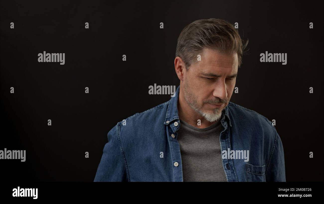 Porträt eines erwachsenen Mannes im Alter von 50s, der denkt. Kopierraum. Stockfoto