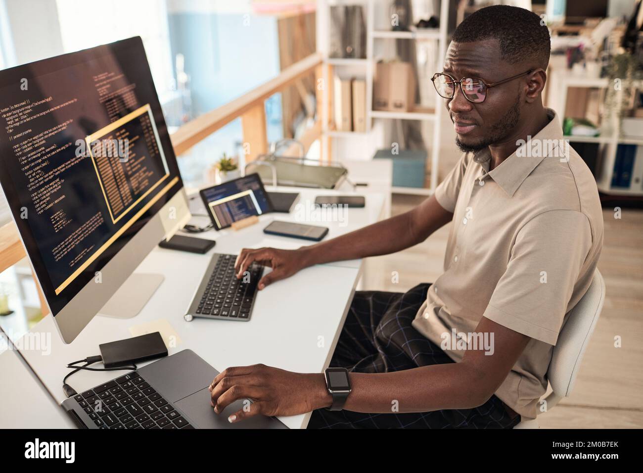 Entwickler von DevOps, der technische Probleme erkennt und Software-Updates und -Fixes entwickelt Stockfoto