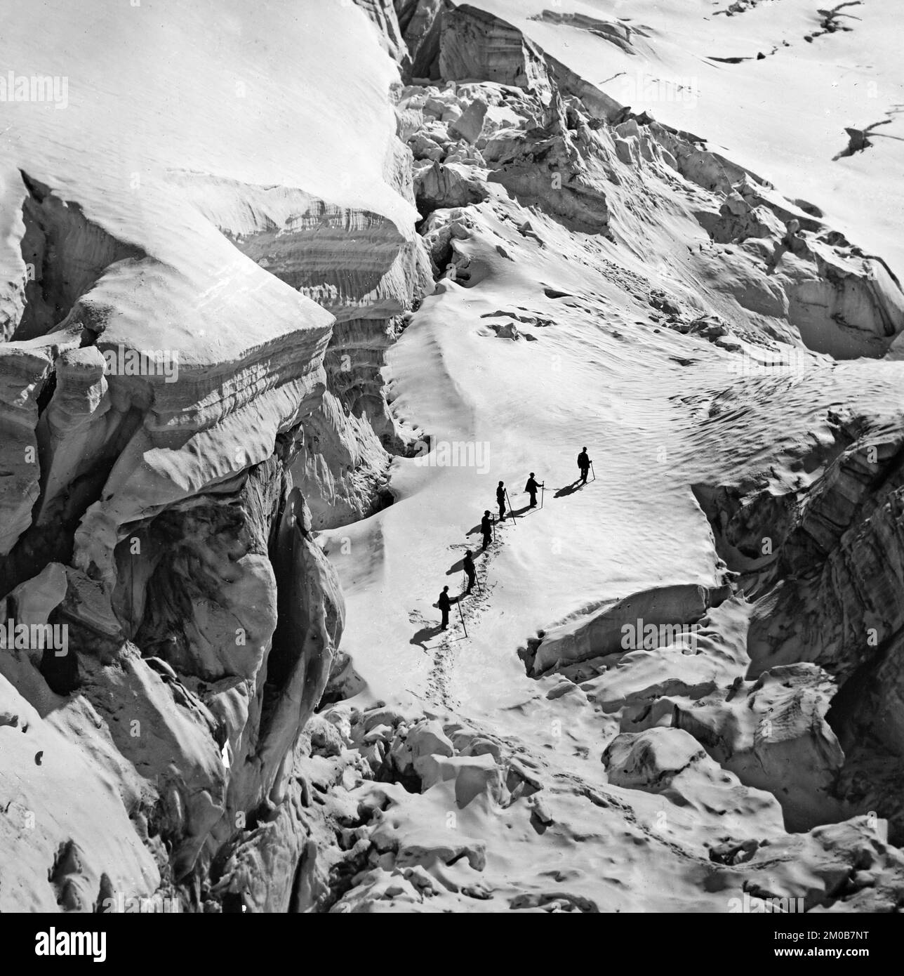 Schwarzweißfoto aus dem späten 19.. Oder frühen 20.. Jahrhundert mit einer Gruppe männlicher Kletterer, die den Mont Blanc in den französischen Alpen erklimmen. Stockfoto