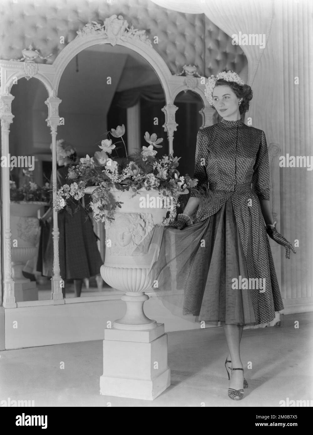 Ein Modell, das in den 1950er Jahren für das Alexandrine Fashion and Model House in Nottingham, England, gearbeitet hat. Sie posiert in einem Studio und trägt eines von Alexadrines neuesten Designs. Stockfoto