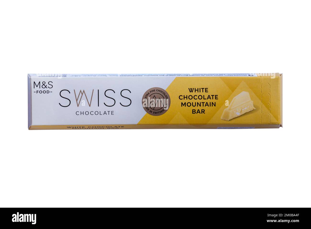 Swiss Chocolate White Chocolate Mountain Bar von M&S isoliert auf weißem Hintergrund - Schweizer weiße Schokolade mit Honig und Mandel Nougat Stockfoto