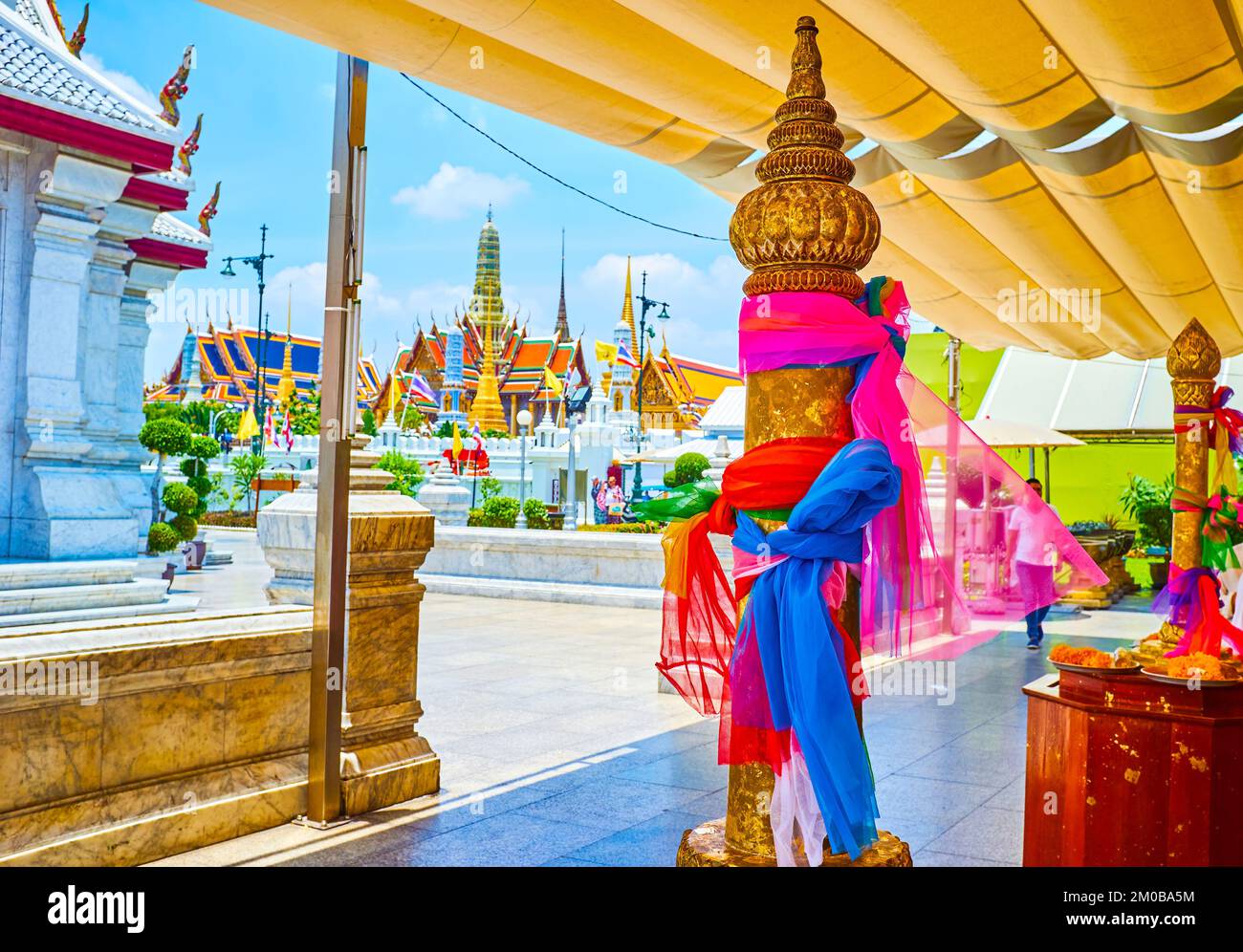 Rituelle bunte Bänder auf goldenen Säulen im Säulenschrein der Stadt, Bangkok, Thailand Stockfoto