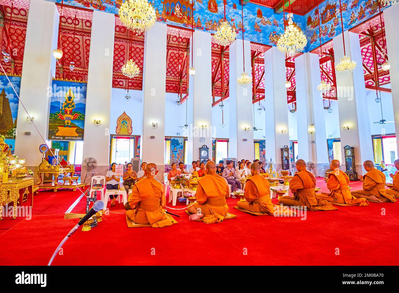 BANGKOK, THAILAND - 23. APRIL 2019: Die Bhikkhu-Mönche und buddhistischen Anhänger beten in reich verziertem Ubosot des Wat Chana Songkhram Komplexes auf A Stockfoto