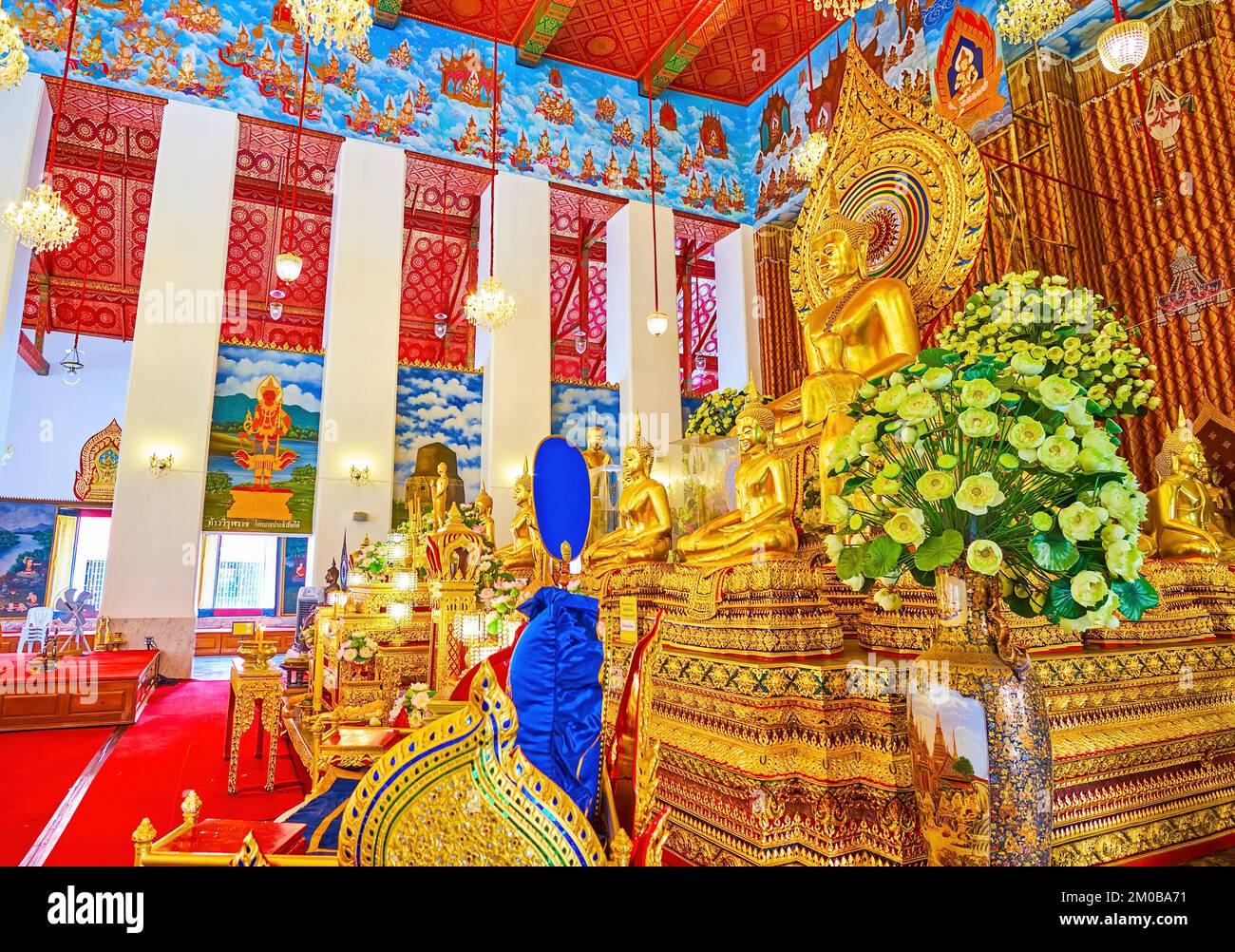 BANGKOK, THAILAND - 23. APRIL 2019: Der Altar mit dem goldenen Lord Buddha im Ubosot-Tempel des Klosters Wat Chana Songkhram, am 23. April in Bangkok, Thail Stockfoto