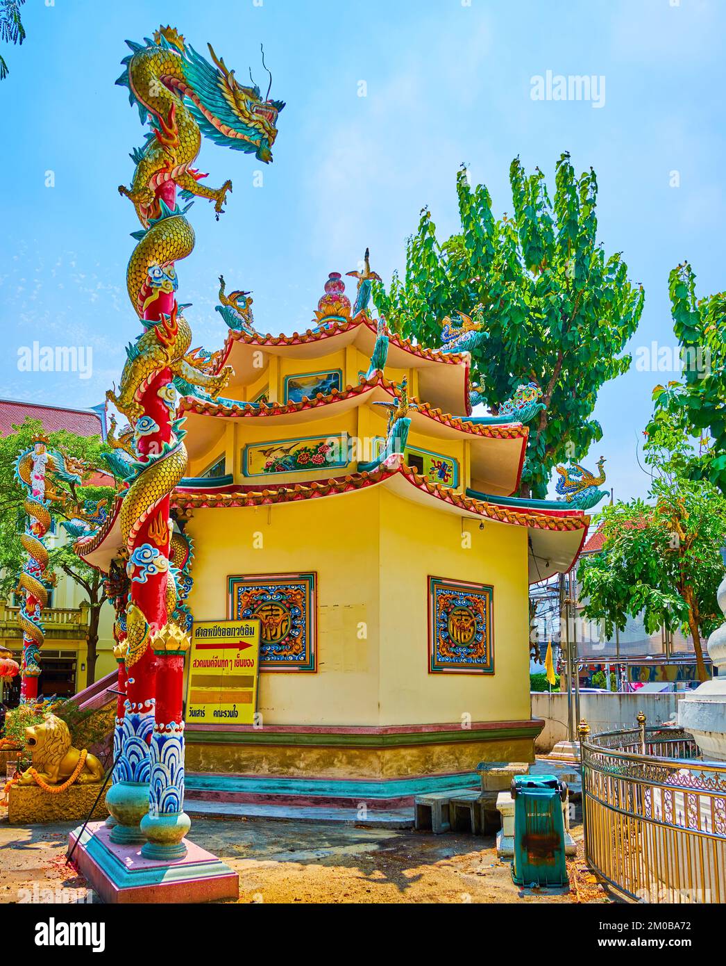 Die malerische Säule mit dem gekrönten bunten Drachen, das Kloster Wat Chana Songkhram von Bangkok, Thailand Stockfoto