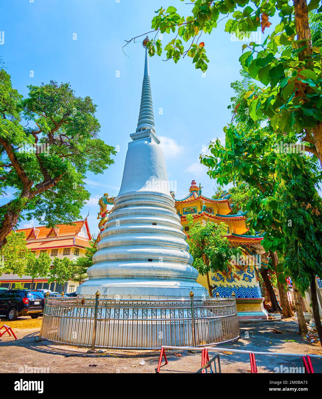 Der kleine weiße Chedi (Stupa) am Hof des Klosters Wat Chana Songkhram, Bangkok, Thailand Stockfoto