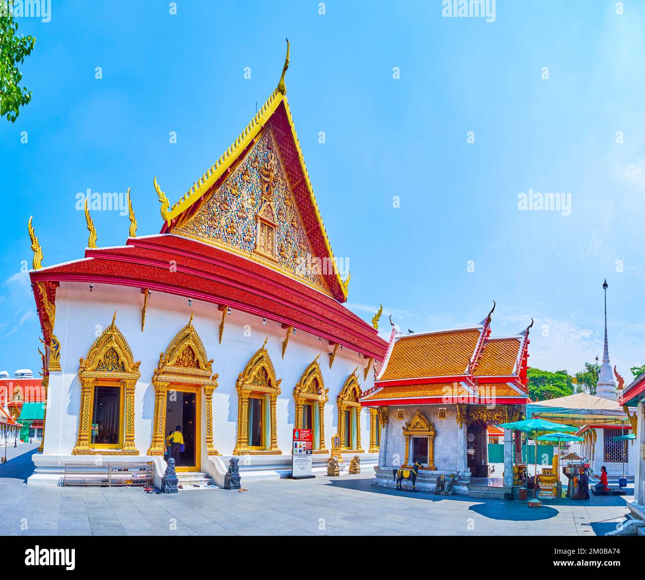 BANGKOK, THAILAND - 23. APRIL 2019: Panorama des Ubosot-Komplexes Wat Chana Songkhram, am 23. April in Bangkok, Thailand Stockfoto