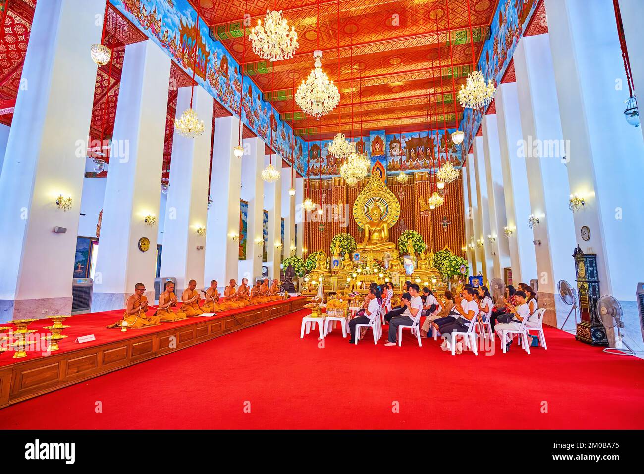 BANGKOK, THAILAND - 23. APRIL 2019: Gottesdienst in Ubosot des Klosters Wat Chana Songkhram, am 23. April in Bangkok, Thailand Stockfoto