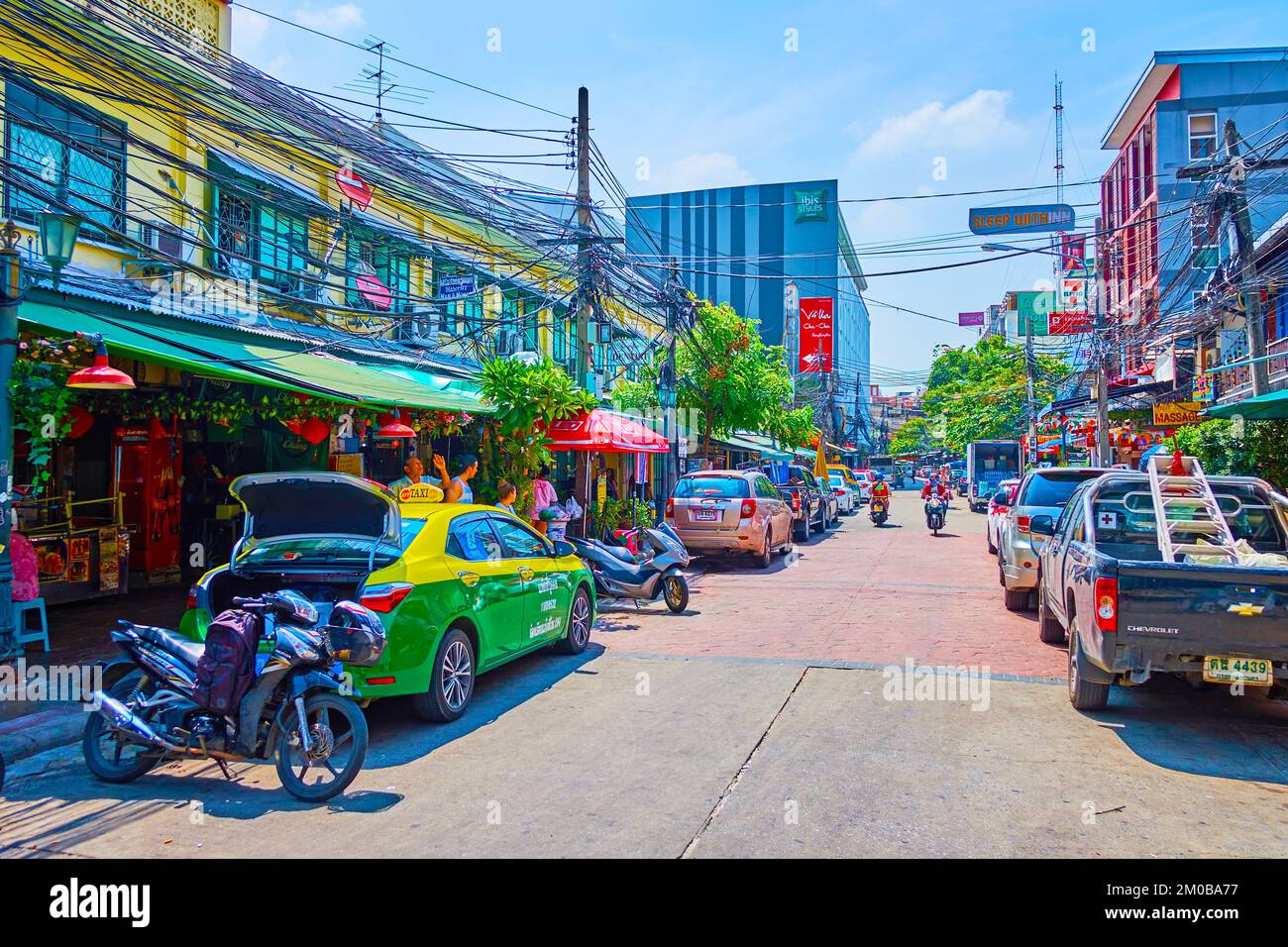 BANGKOK, THAILAND - 23. APRIL 2019: Die enge Rambuttri Alley ist eine der wichtigsten Touristenstraßen mit Restaurants, Bars und Hotels, am 23. April in Bangko Stockfoto