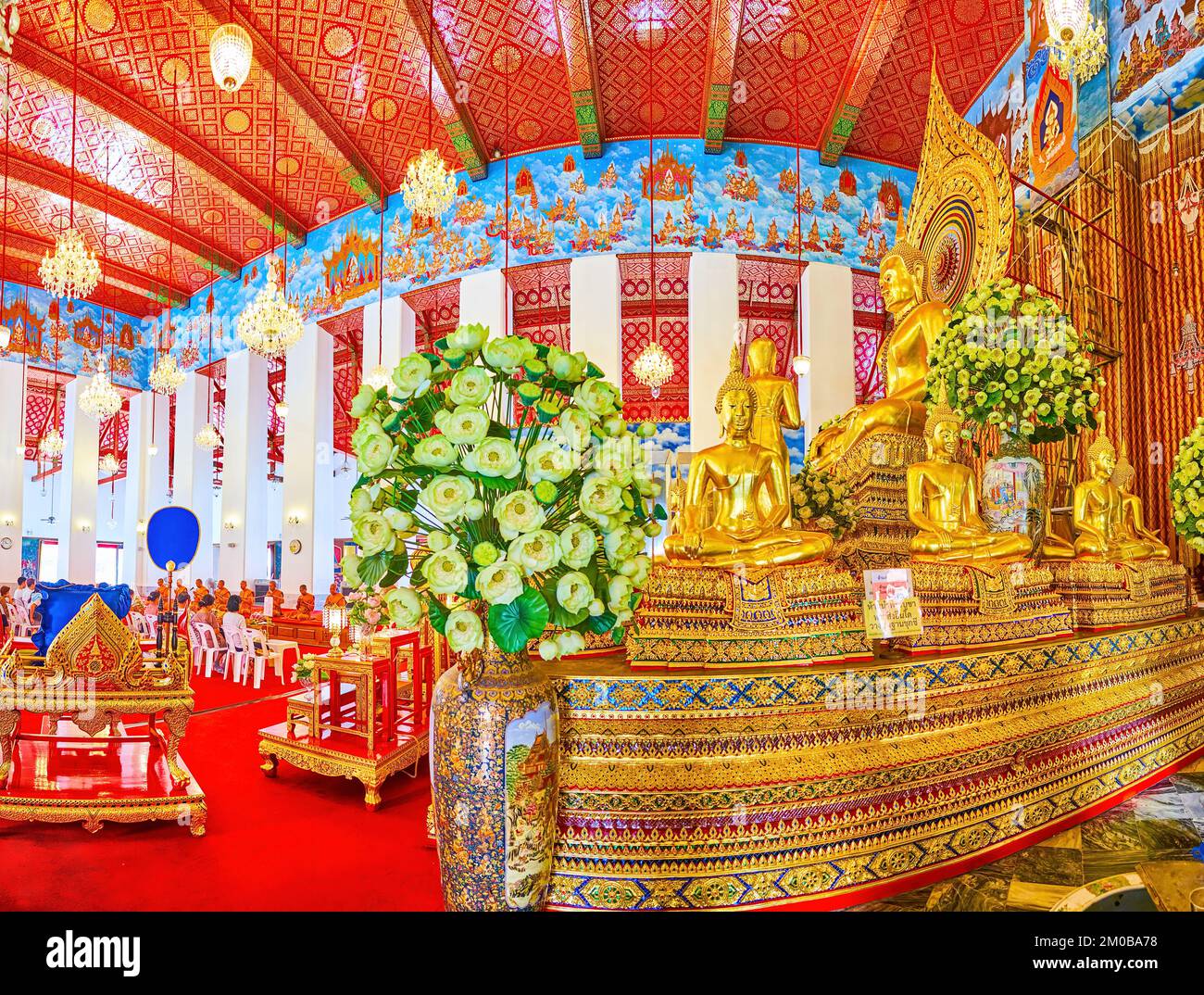 BANGKOK, THAILAND - 23. APRIL 2019: Panoramablick auf das Innere von Ubosot des Klosters Wat Chana Songkhram, am 23. April in Bangkok, Thailand Stockfoto