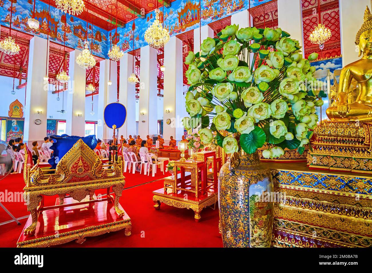 BANGKOK, THAILAND - 23. APRIL 2019: Blumen in Vase am Altar von Ubosot des Klosters Wat Chana Songkhram am 23. April in Bangkok, Thailand Stockfoto