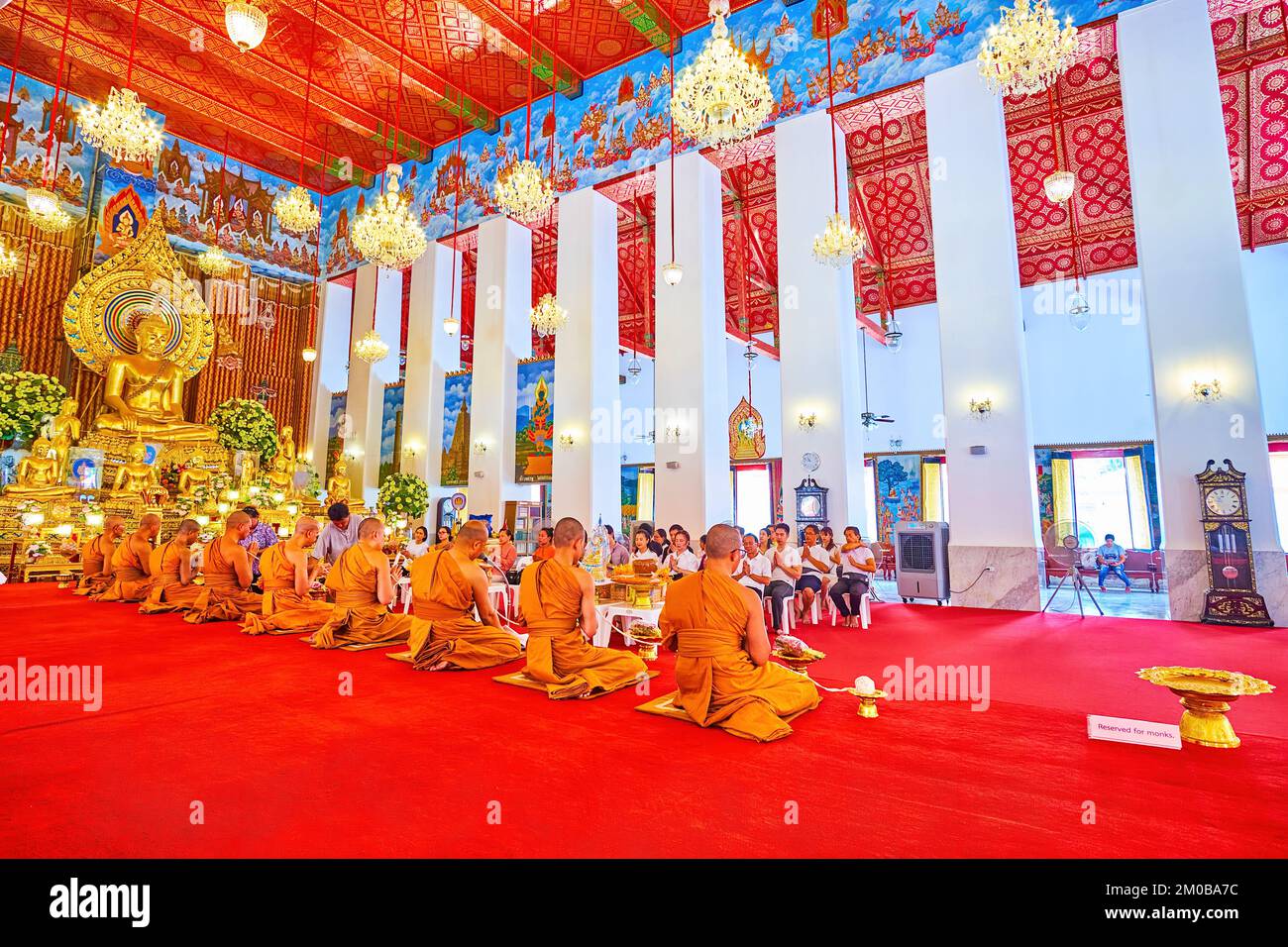 BANGKOK, THAILAND - 23. APRIL 2019: Die Verehrung des Klosters Wat Chana Songkhram in Ubosot, am 23. April in Bangkok Stockfoto