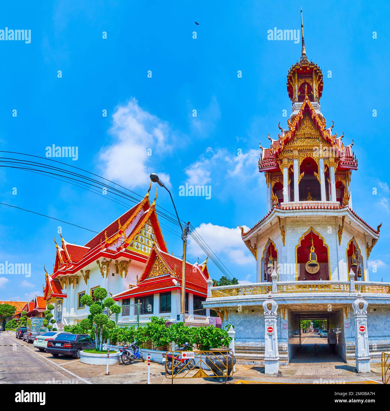 Panorama des Klosterkomplexes Wat Chana Songkhram mit hohem Torturm in Bangkok, Thailand Stockfoto