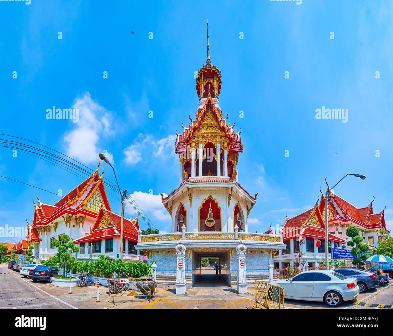 BANGKOK, THAILAND - 23. APRIL 2019: Panoramablick auf den Wat Chana Songkhram Klosterkomplex mit Hochtürm, am 23. April in Bangkok, Thailand Stockfoto