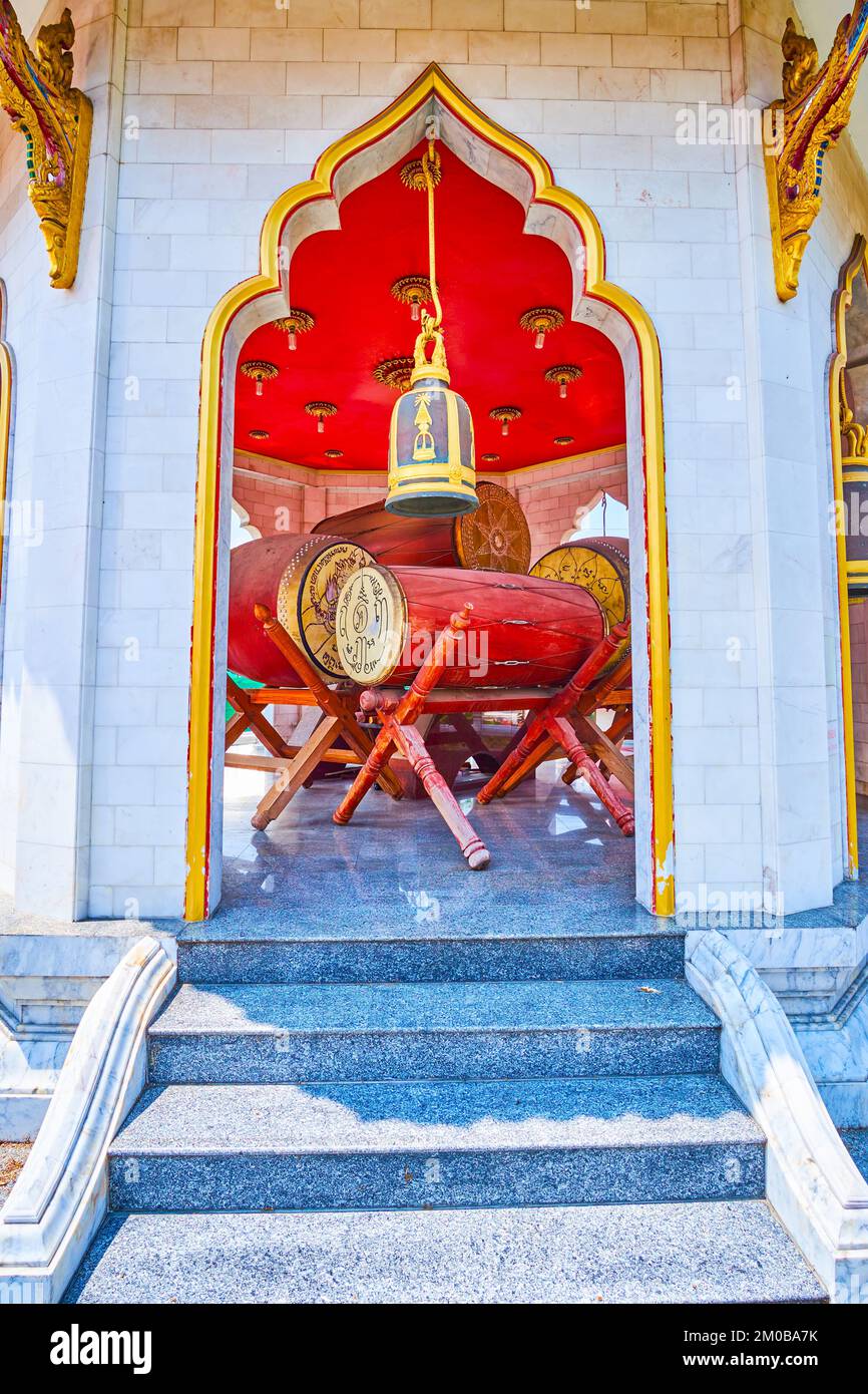 Die großen rituellen Trommeln im Klosterkomplex Wat Chana Songkhram, Bangkok, Thailand Stockfoto