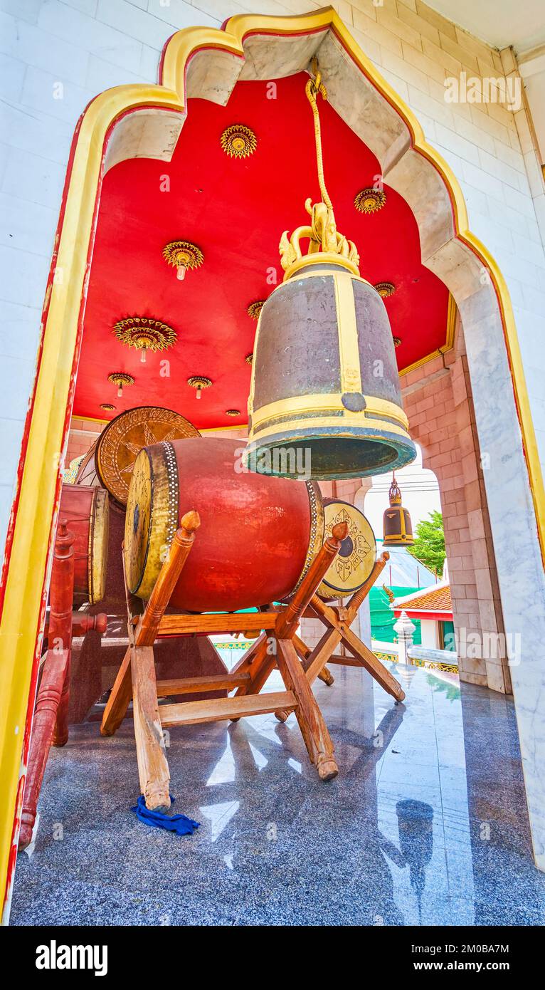 Große rituelle Trommeln im Klosterkomplex Wat Chana Songkhram, Bangkok, Thailand Stockfoto