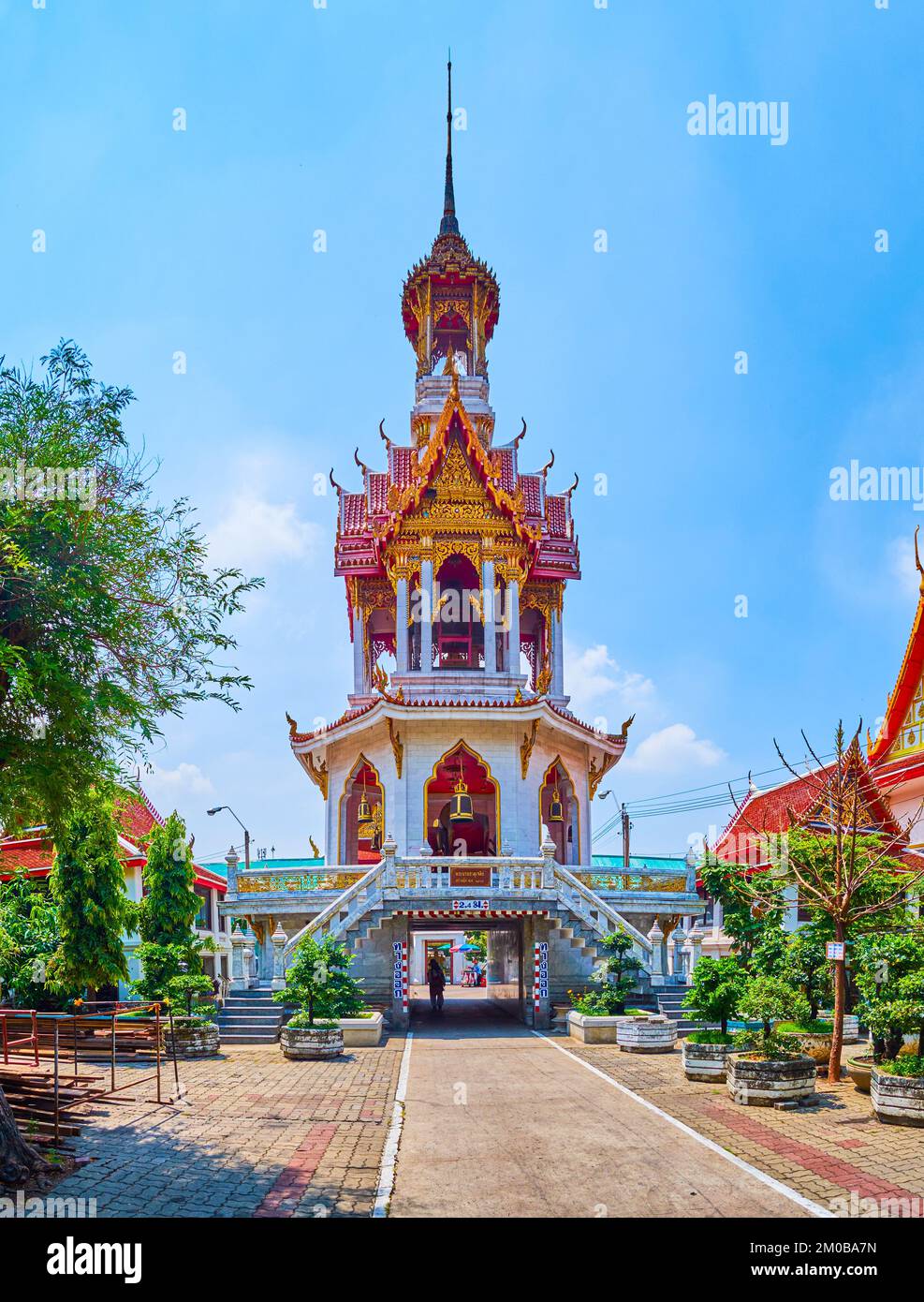 Der hohe Turm des Klosterkomplexes Wat Chana Songkhram, Bangkok, Thailand Stockfoto