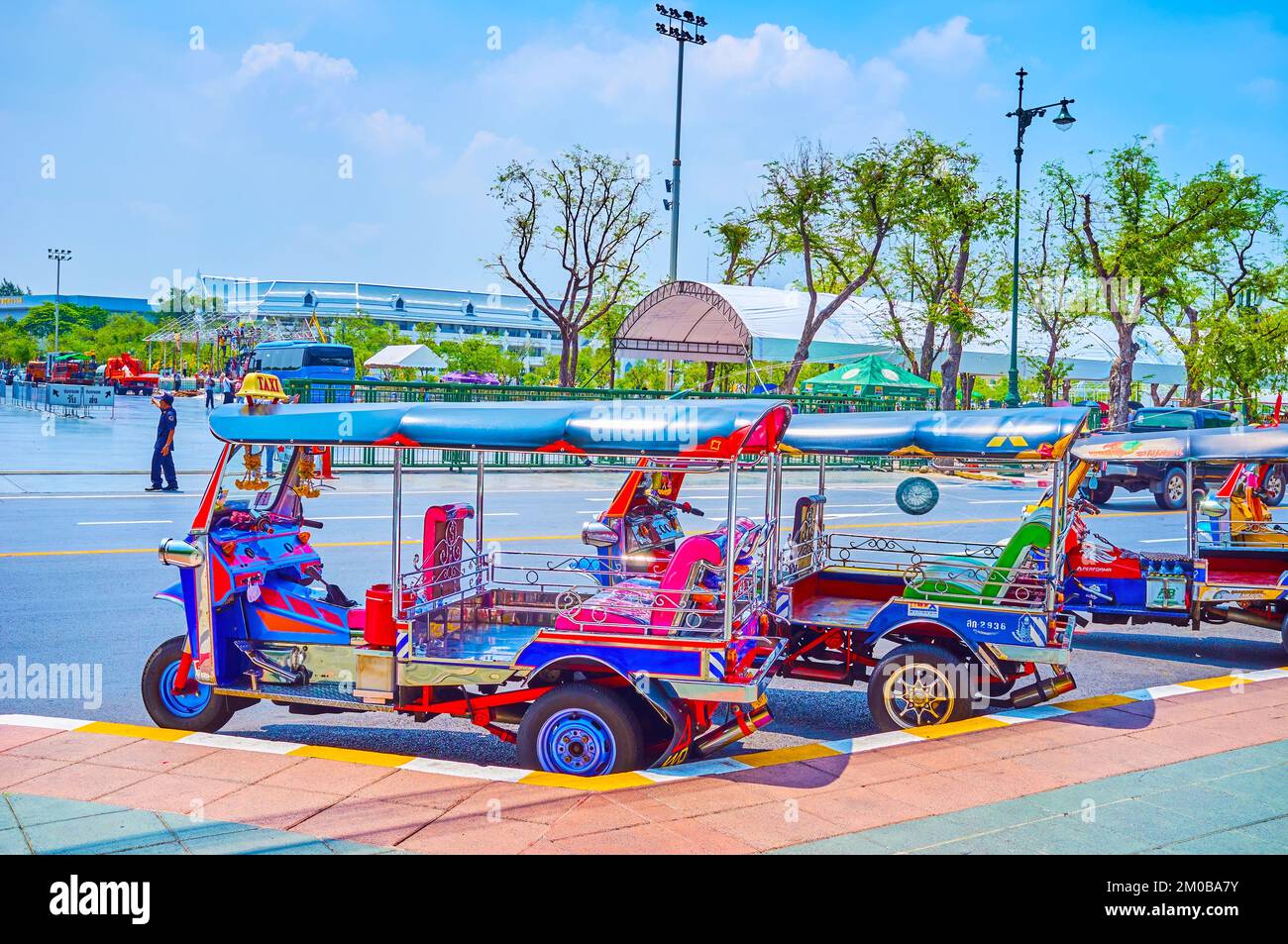 BANGKOK, THAILAND - 23. APRIL 2019: Tuk-Tuk-Taxis stehen am 23. April in Bangkok, Thailand, auf dem Bürgersteig im Touristenviertel Stockfoto
