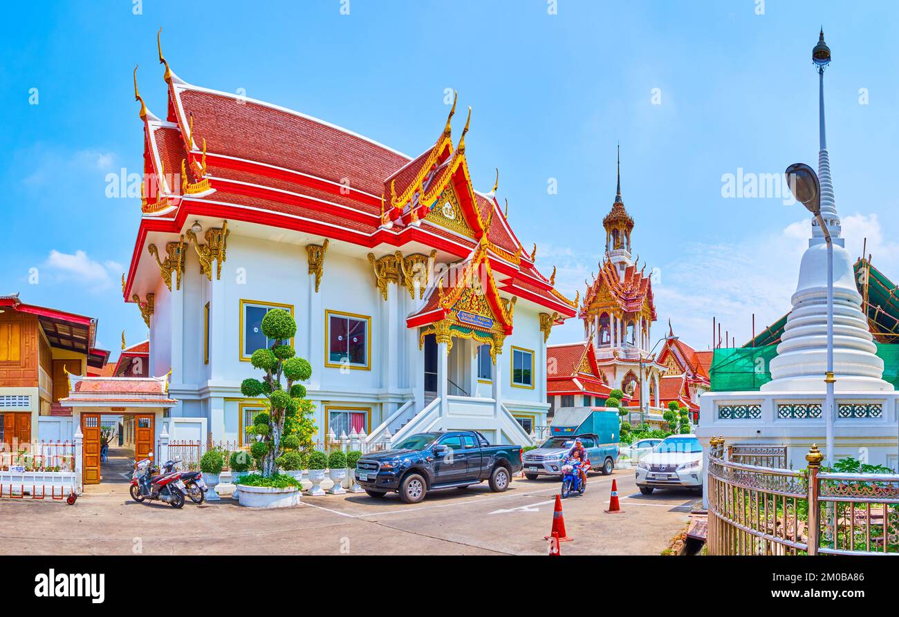 BANGKOK, THAILAND - 23. APRIL 2019: Panoramablick auf den Innenhof von Wat Chana Songkhram mit heiligen Schreinen und dem Bau des Klosterkomplexes, am Stockfoto