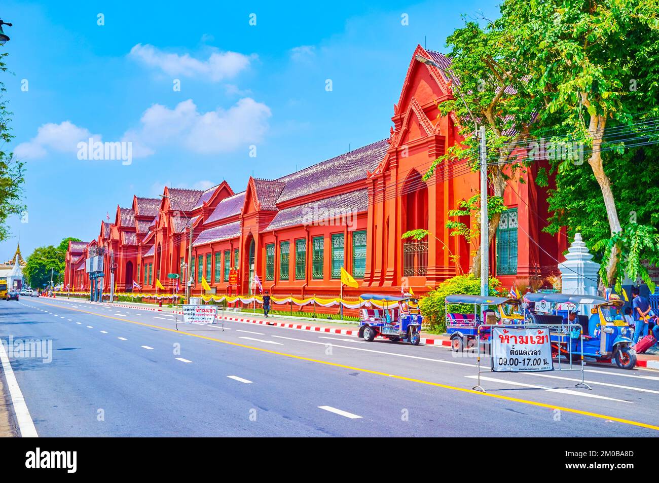BANGKOK, THAILAND - 23. APRIL 2019: Die roten Mauern des Thawornwatthu Building (Tuek Daeng), das historische Bestattungsgebäude, erbaut König Rama V, heute Stockfoto