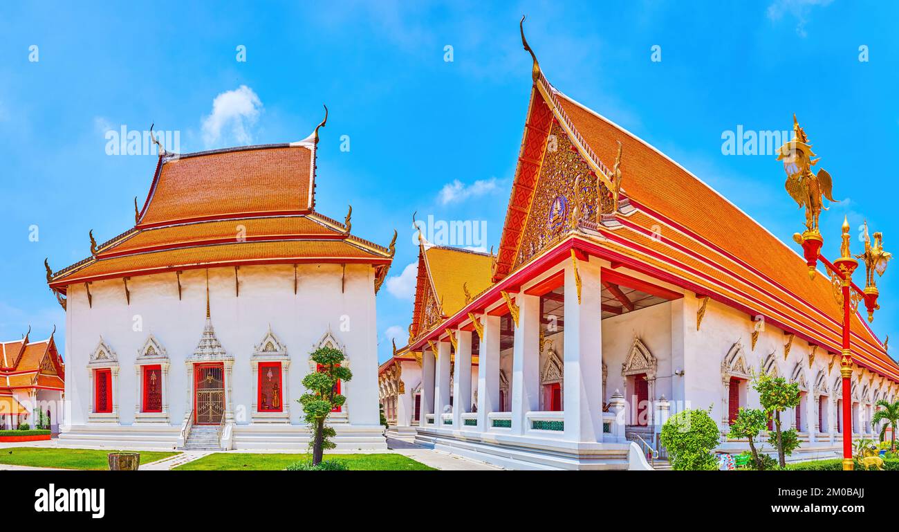 Ubosot, das Ordinationshalle-Gebäude mit Schreinen des Wat Mahathat-Tempels in Bangkok, Thailand Stockfoto