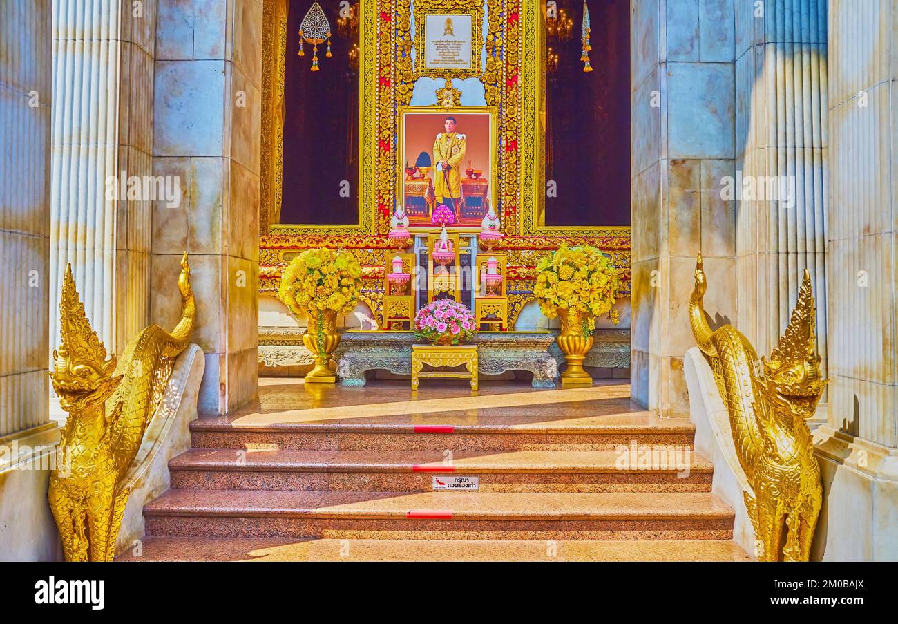 BANGKOK, THAILAND - 23. APRIL 2019: Der Eingang nach Ubosot mit goldenen Naga-Schlangen an den steilen Fällen von Wat Bowonniwet Vihara, am 23. April in Bangko Stockfoto