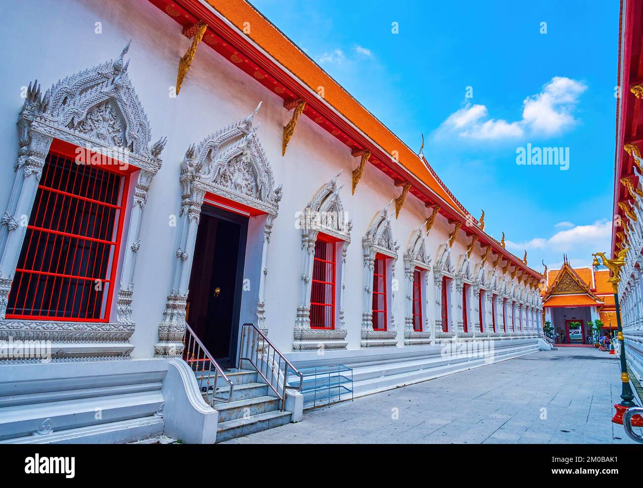 Besuchen Sie Ubosot, das Gebäude der Ordnungshalle des Wat Mahathat Tempels, Bangkok, Thailand Stockfoto