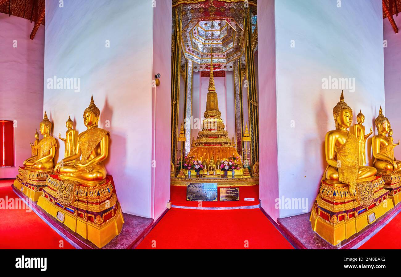 BANGKOK, THAILAND - 23. APRIL 2019: Die goldene Stupa mit Relikten im Phra Mondop-Schrein des Wat Mahathat-Tempels, am 23. April in Bangkok, Thailand Stockfoto